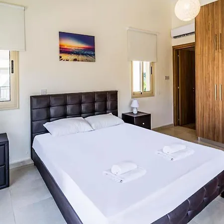 In Sleeps 6 Includes Swimming Pool Air Con And Wifi 1 0 *