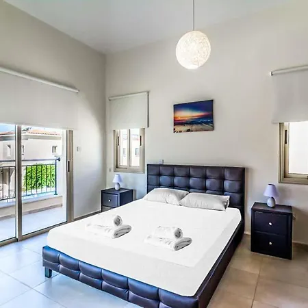 Βίλα In Sleeps 6 Includes Swimming Pool Air Con And Wifi 1 0 *