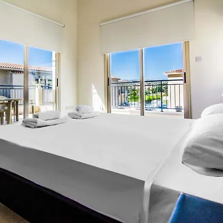 In Sleeps 6 Includes Swimming Pool Air Con And Wifi 1 0 *