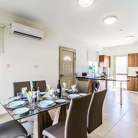 In Sleeps 6 Includes Swimming Pool Air Con And Wifi 1 0 فيلة Polis