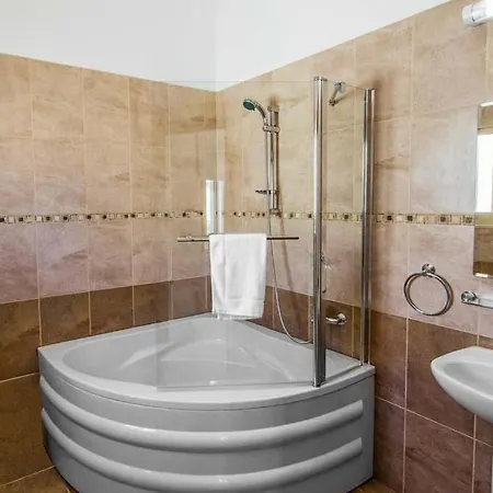 In Sleeps 6 Includes Swimming Pool Air Con And Wifi 1 0
